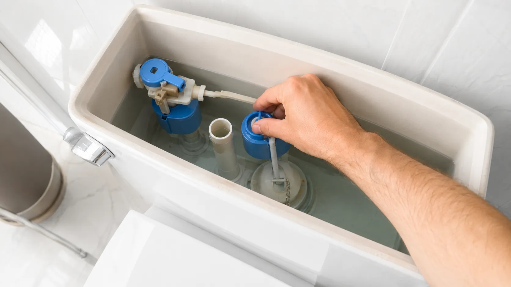 Spülkasten läuft nach: Ursachen, Reparatur & Kosten